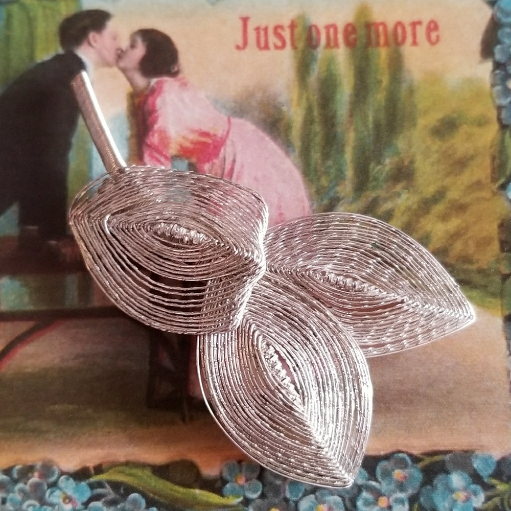Vintage brooch sculpted wire leaf broach silver tone pin